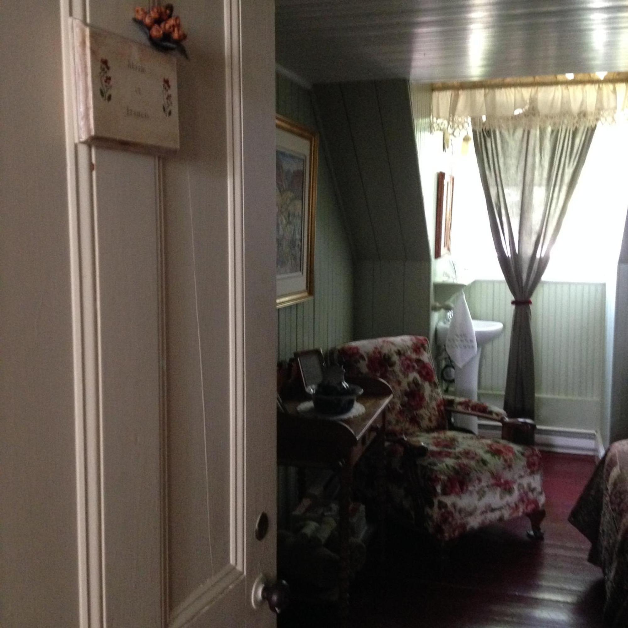 Auberge Les Blancs Moutons Saint-Laurent-de-l'ile d'Orleans 외부 사진